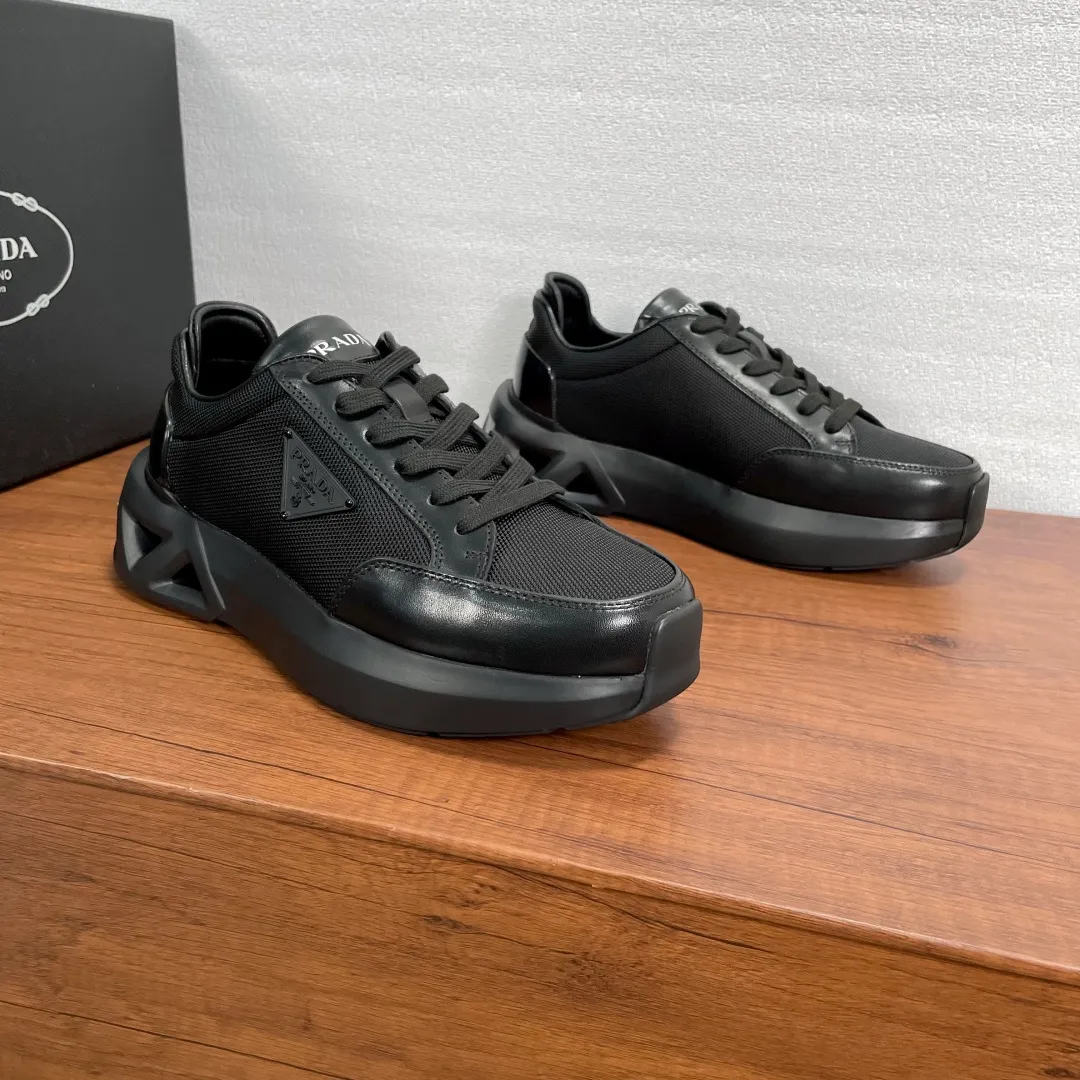 💰720 Code: YS003342 Prada/Prada men's new mesh stitching sneakers. This sneaker presents a modern version, reinterpreting the brand's archive style with clean lines and smooth details. The shoes are made of calf leather and technical fabric, with a triangular metal logo on the outside, bright TPU decoration on the heel, and a longer and padded inner heel design for a more comfortable fit. The tongue is decorated with a silk-screen logo, and is paired with a hollow rubber sole on the heel. The full cowhide lining comes standard with logo cowhide foot pads, making the upper foot taller, more comfortable, and versatile! Comes with full original packaging! Size: 39-40-41-42-43-44 Standard leather shoe size (45 can be customized and does not support returns) Item number: 2EE918 mesh black